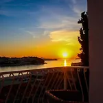 Tayra - Modern With Balcony Br2