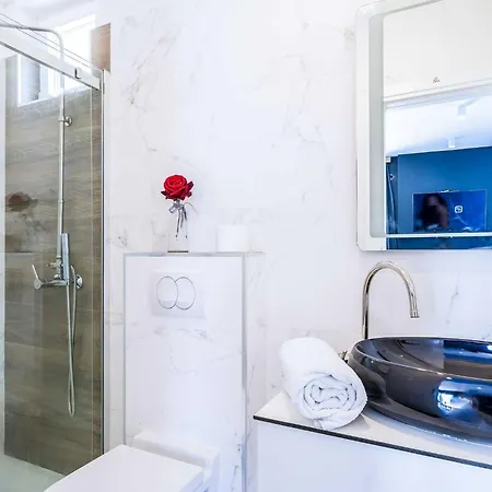 Tayra - Modern With Balcony Br2 شقة *
