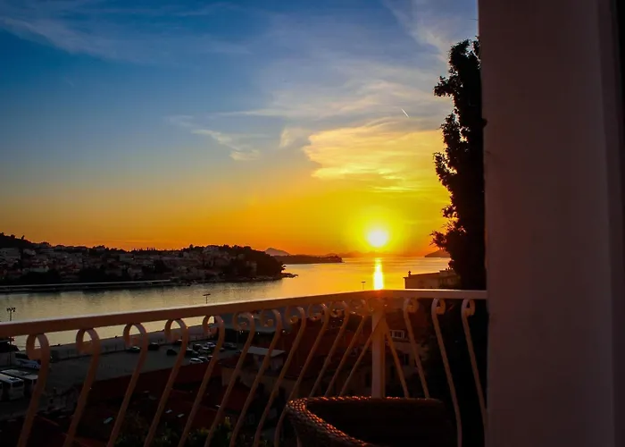 Tayra - Modern With Balcony Br2