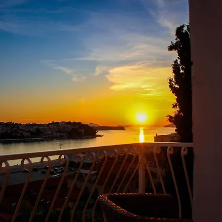 Tayra - Modern With Balcony Br2